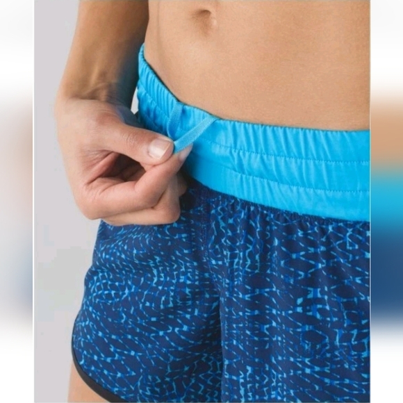 Lululemon Tracker Shorts III “4" In Samba Snake Kayak Blue Hero Size 6 - Picture 3 of 9